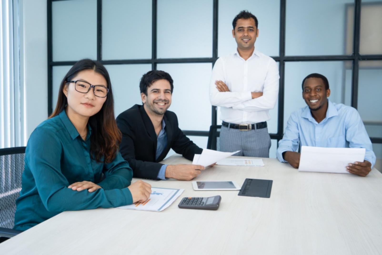 Personas aprendiendo sobre gestión financiera personal